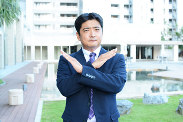 禁止の意思表示をするビジネスマン