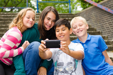 teenager machen mit dem handy gruppenfoto