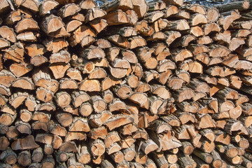  Bois de chauffage scié, empilé pour le séchage