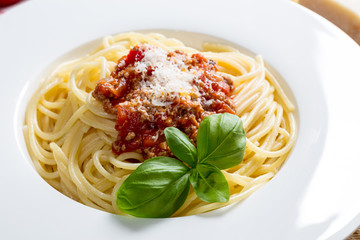 Spaghetti mit Bolognese Soße Parmesan und Basilikum