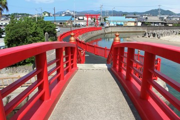 Fototapeta na wymiar 照島神社 朱色の太鼓橋