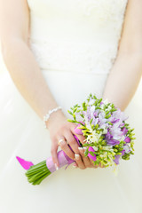 Obraz na płótnie Canvas Wedding bunch of flowers in hands of the bride