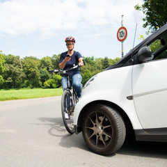 frau mit dem smartphone auf dem fahrrad