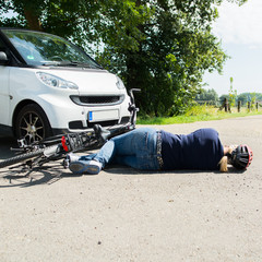 frau liegt verletzt nach fahrradunfall