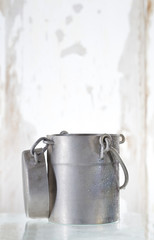 antiquité - vieux pot de lait 