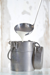 vieux pot et loouche de lait