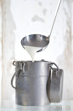 vieux pot et loouche de lait