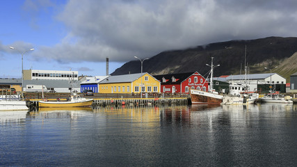 Fototapeta na wymiar Yellow and red house, Akurey