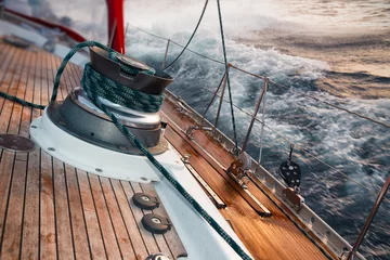 Fotobehang Zeilen zeilboot onder de storm, detail op de lier