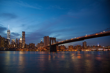 Naklejka na ściany i meble Brooklyn Bridge New York skyline at night