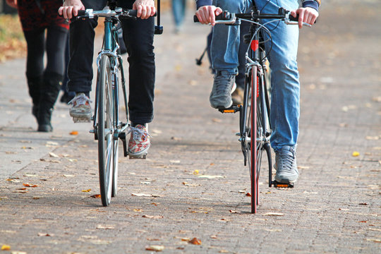 Radfahrer nebeneinander