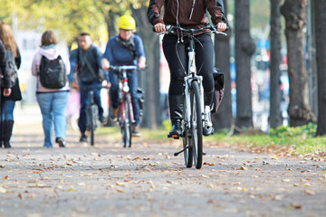 Radfahrer im Herbst