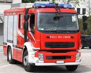 Fototapeta na wymiar italian fire truck during an emergency