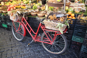 Ein Fahrrad auf einem Markt