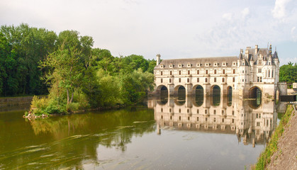 Obraz premium View of the castle and gardens