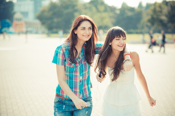 Obraz premium beautiful hipster young women sisters friends dancing