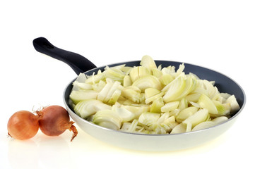 Poêle d'oignons coupés et crus