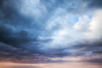 Dunkelblauer stürmischer bewölkter Himmel. Natürlicher Fotohintergrund