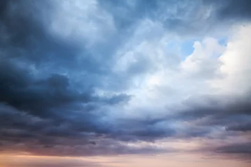 Deurstickers Hemel Donkerblauwe stormachtige bewolkte hemel. Natuurlijke fotoachtergrond