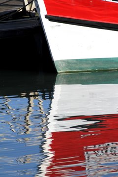 reflet de bateau dans l'eau du  port