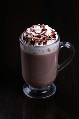 Какао на тёмном фоне