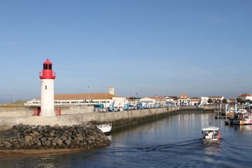 Fototapeta na wymiar phare et port de pêche,la cotinière,île d'oléron