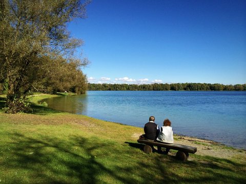 Rentnerpaar genie&szlig;t sonnigen Herbst am See