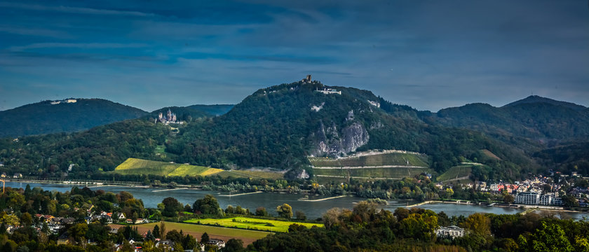 Siebengebirge mit Drachenfels und Rheintal