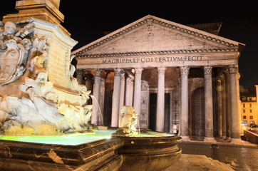 Piękna fontanna Panteon nocą w Rzymie, Włochy