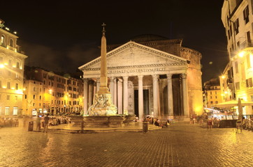 Piękna fontanna Panteon nocą w Rzymie, Włochy