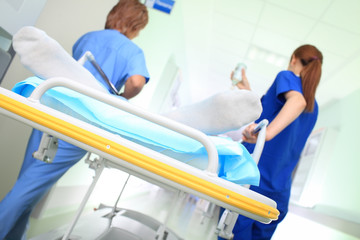 Obraz premium Urgency patient with a medical escort in hospital corridor