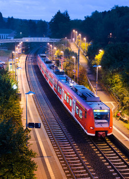 Bahnhof Haltepunkt Bahn S-Bahn Nahverkehrszug abends