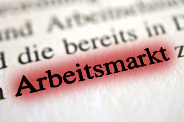 Arbeitsmarkt - rot markierter Text