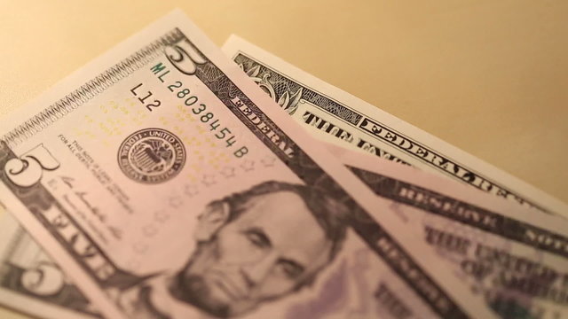 Dollar Banknoten werden gez&auml;hlt