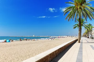 Direkt am Meer, Strand, Küste in Spanien. Vorort von Barcelona, Katalonien © BRIAN_KINNEY