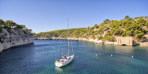 Yachts at anchor in a bay near Marseille, copy space - 71565237