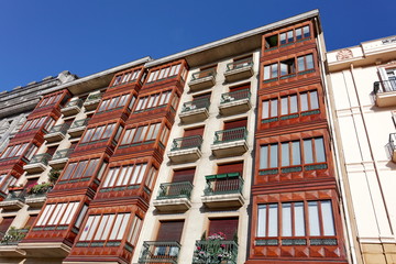 Façade d'immeuble au soleil, ciel bleu