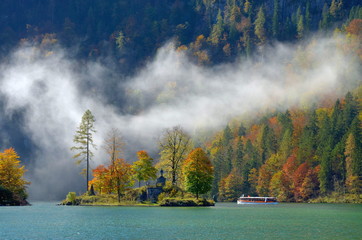 Herbst am Bergsee mit Schiff