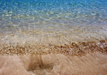 Kristallklares Meerwasser am Strand