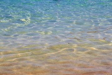 Kristallklares Meerwasser am Strand