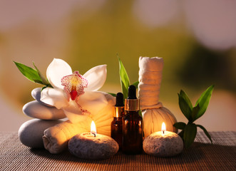 Obrazy na Plexi  Kompozycja spa z ziołowymi torbami do masażu, świecami i bambusem