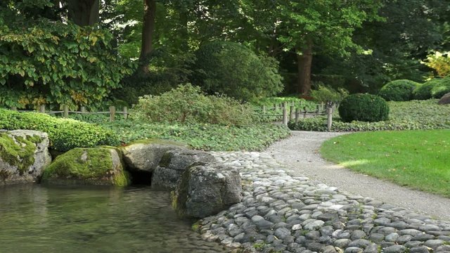 Steingarten mit einem Teich und Weg
