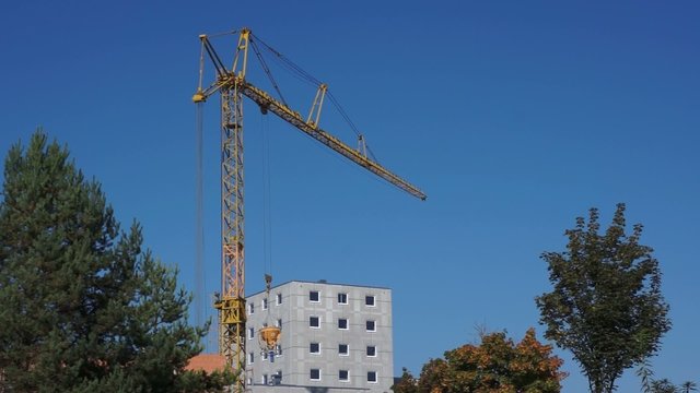 Baukran beim arbeiten