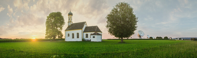 Fototapeta na wymiar kleine katholische Kapelle - Panorama