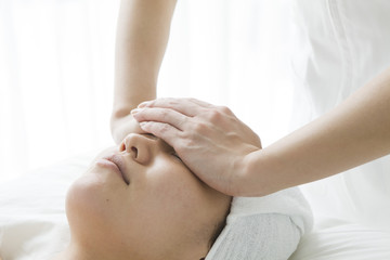 Obraz na płótnie Canvas Women receiving a facial massage