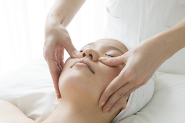 Obraz na płótnie Canvas Esthetician for a facial massage
