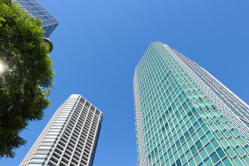 Fototapeta premium オフィスビル・青空