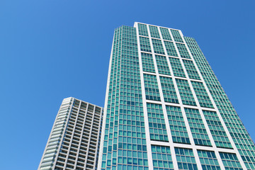 Obraz premium オフィスビル・青空