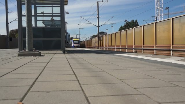 Ein Zug f&auml;hrt aus der Bahnstation