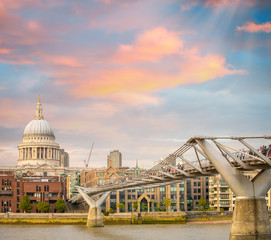 Naklejka premium Millennium Bridge in London at dusk